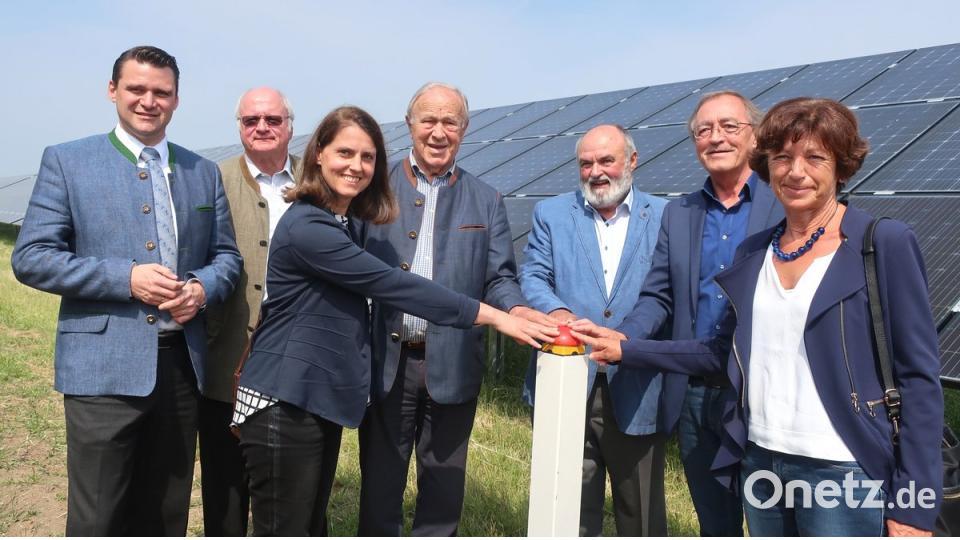 Thomas Ebeling, Volker Liedtke, Eleonore Schantz, Hans Schuierer, Sepp Bichler, Franz Schindler und Ulrike Roidl (von links) drückten symbolisch den roten Knopf für die Inbetriebnahme des Solarparks. Bilder: rhi (2)