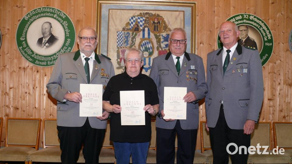 Bei der Königsproklamation wurden auch treue Mitglieder geehrt. Im Bild (von links) Dieter Kannenberg, Gisela Kannenberg, Kurt Roppert und Schützenmeister Alfred Koch. 	Bild: kgg