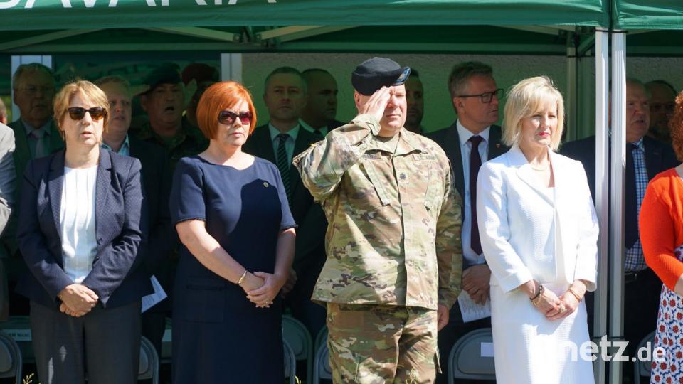 Zahlreiche Gäste aus Militär, Politik, Polizei, Forst und
öffentlicher Ämter waren beim Kommandowechsel auf dem Truppenübungspaltz in Grafenwöhr anwesend. exb