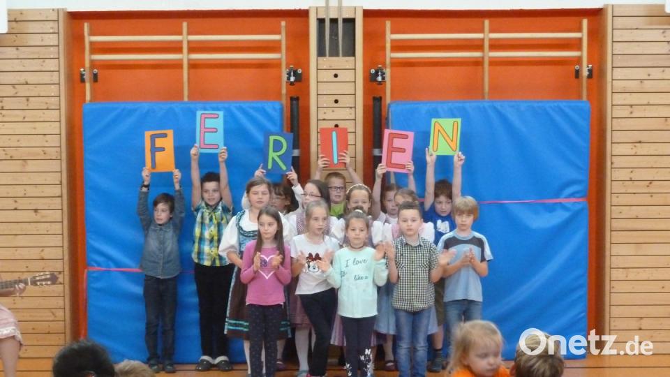 Mit dem Ferien-Lied verabschieden sich die Kinder von den Gästen.
