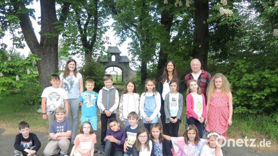 Die wissbegierigen Waldershofer Schulkinder mit (hinten, von links) Barbara Brunner, Anna Wiesnet und Joachim Rohrer. Bild: fpoz