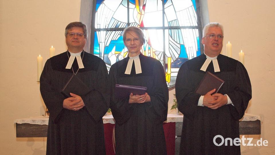 Dekan Karlhermann Schötz, Pfarrerin Birgit-Schwalbe-Eberius und Pfarrer Klaus Eberius (von links) gestalteten den Festgottesdienst zur Feier des 60-jährigen Kirchweihjubiläums.