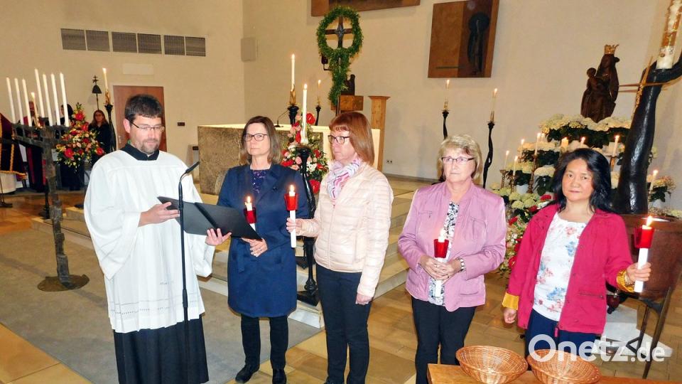 Das brennende Kerzenlicht als Zeichen für das konfessionsübergreifende Feuer des Heiligen Geistes entzünden Anita Kopp, Silvia Zimmermann, Antje Scherm, Elke Bundscherer und Robert Schultes (von rechts).	Bild: hai