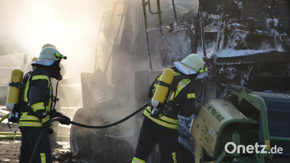 Die Feuerwehren der umliegenden Dörfer hatten den Fahrzeugbrand schnell unter Kontrolle.