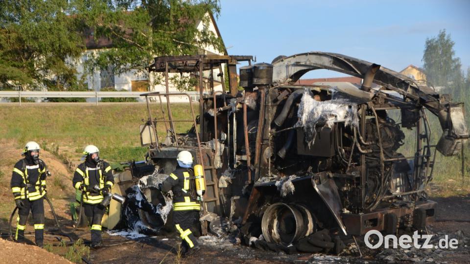 Ein Schaden von rund einer halben Million Euro sind bei einem Brand eines fast neuwertigen Feldhäckslers am Dienstagabend bei Tännesberg entstanden.