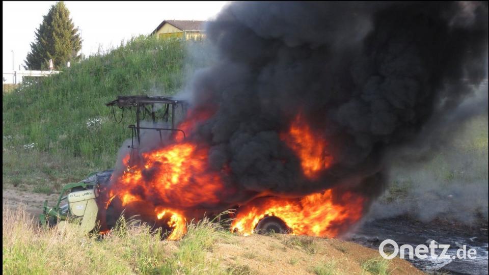 Ein Schaden von rund einer halben Million Euro sind bei einem Brand eines fast neuwertigen Feldhäckslers am Dienstagabend bei Tännesberg entstanden. Polizei Vohenstrauß