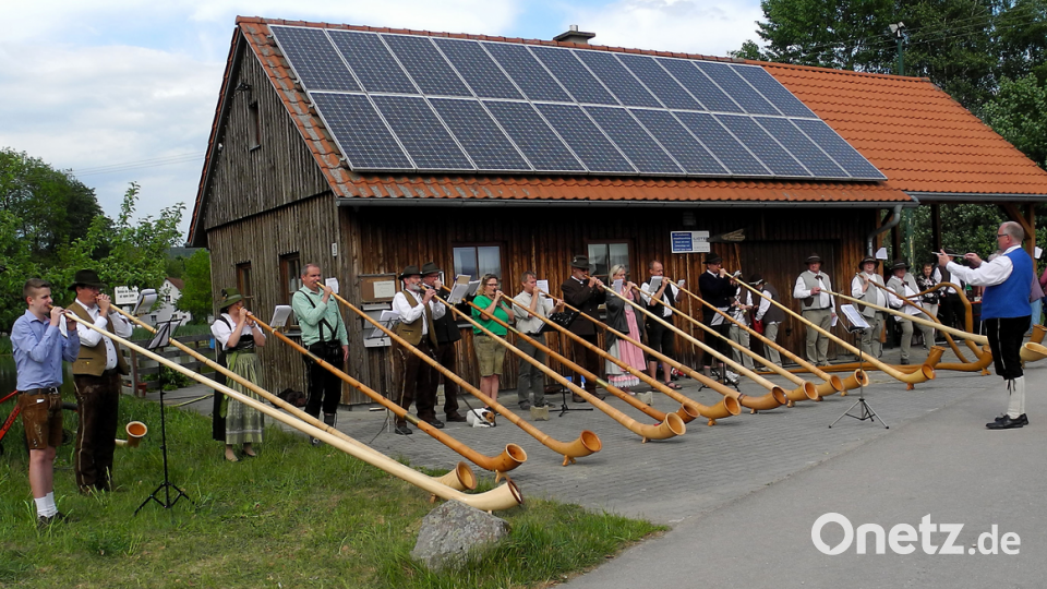 Mit ihrem gemeinsamen Auftritt sorgten die Alphornbläser für eine Besonderheit beim musikalischen Vatertag.