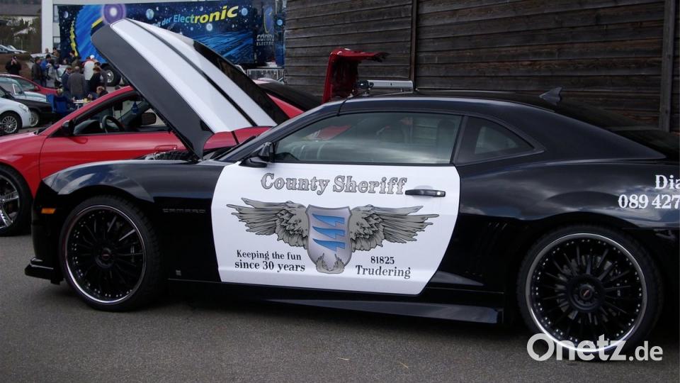 Mit reichlich PS unter der Haube kommt der Sheriff zum Tuningtreffen. Bilder: exb (2)