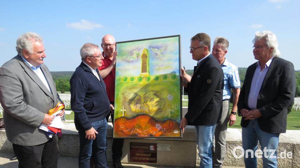 Bürgermeister Franz Stahl (2 v. re.) überreichte das Gemälde von Künstler Tom Brankovic (re.) an Francois Meur, den Bürgermeister von La Ville du Bois als Zeichen der Freundschaft und Erinnerung an das Ende des 1. Weltkriegs vor 100 Jahren.