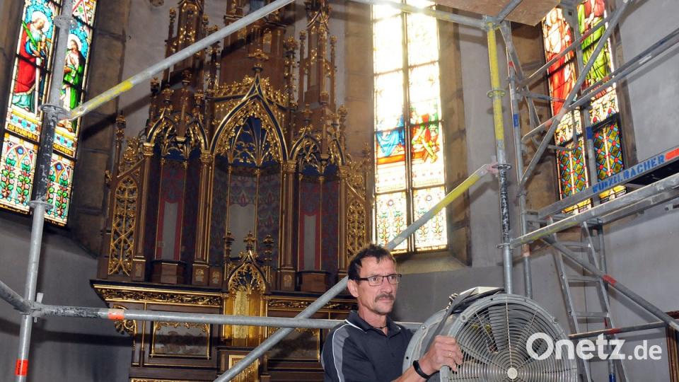 Wichtig: Das Schädlingsbekämpfungsmittel muss in gleich hoher Konzentration möglichst gleichmäßig im gesamten Innenraum verteilt werden. Dazu nutzt Uwe Rascher Ventilatoren.  	Bilder: Stephan Huber (3)