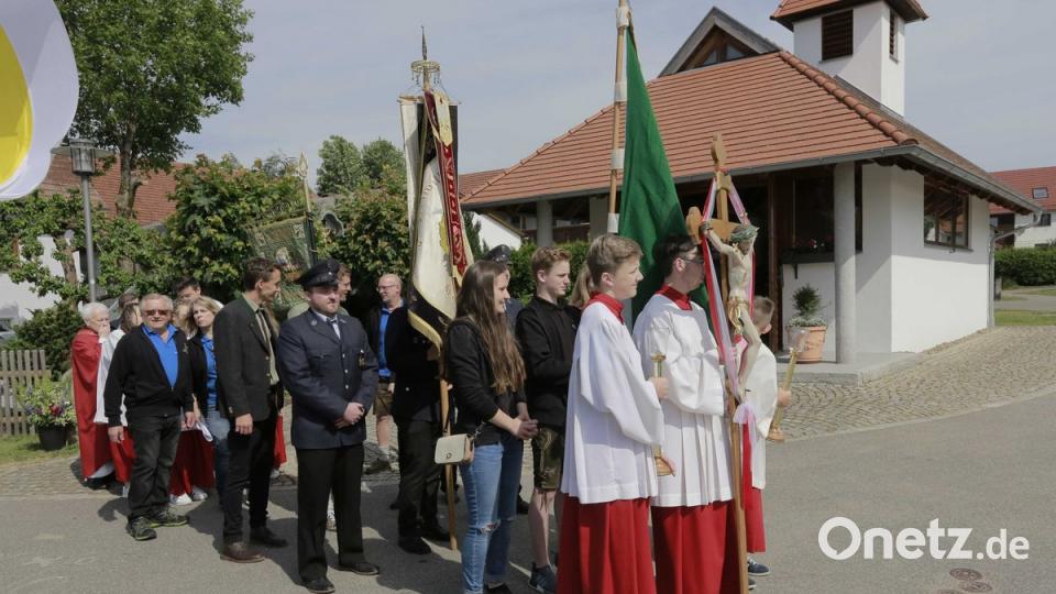 Die Teilnehmer formieren sich zum Festgottesdienst	Bild: muk
