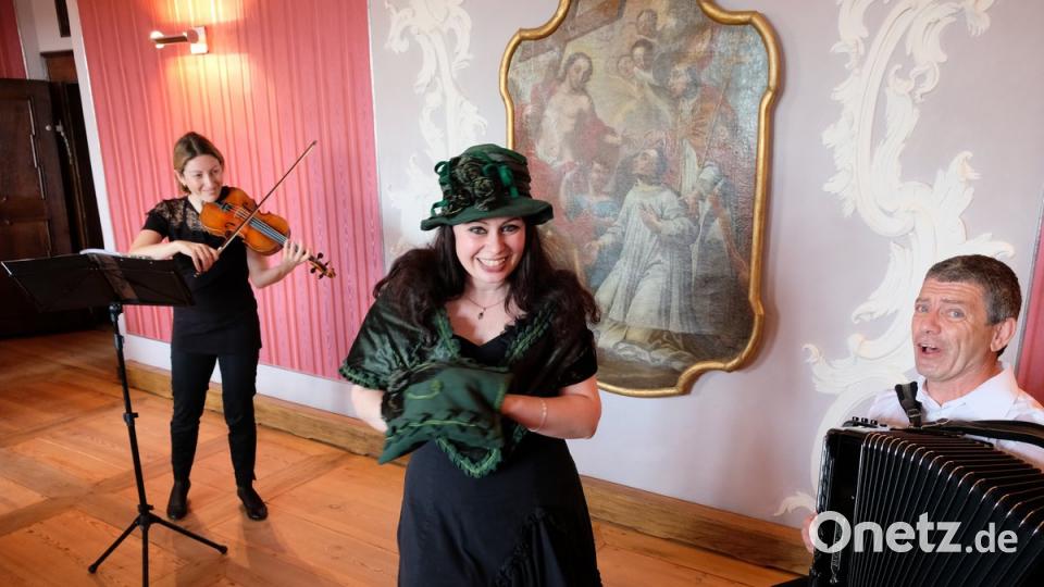 Witzig, feurig, dann wieder melancholisch und voller Gefühle: Das Ensemble "Shoshana" begeistert das Publikum im restlos gefüllten Musiksaal von Kloster Speinshart mit seinem Repertoire in der Tradition der Aschkenasim, der mittel- und osteuropäischen Juden. 	Bild: do