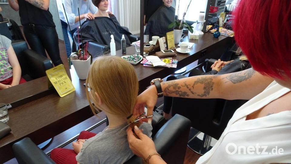 Ein Schnitt und die langen Haare von Klara sind ab. 	Bild: rti