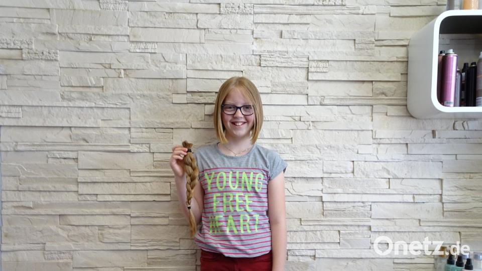 Stolz zeigt Klara ihren abgeschnittenen Zopf. Er ist 35 Zentimeter lang.