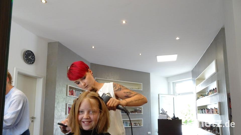 Beim Föhnen kann Klara schon wieder lachen.  	Bild: rti