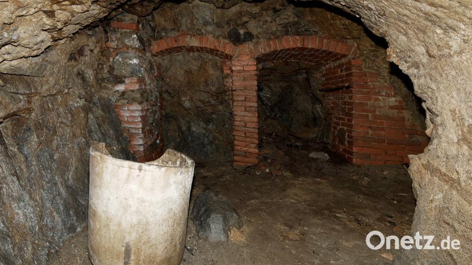 Ein uralter Einbauschrank (links). Der riesige Tontopf in dem sich Kalkwasser gesammelt hat stammt aus der Barockzeit (Mitte). Eine Deckenlampe aus den 1950er oder 1960er Jahren (rechts).