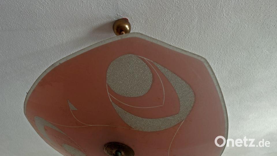 Ein uralter Einbauschrank (links). Der riesige Tontopf in dem sich Kalkwasser gesammelt hat stammt aus der Barockzeit (Mitte). Eine Deckenlampe aus den 1950er oder 1960er Jahren (rechts).