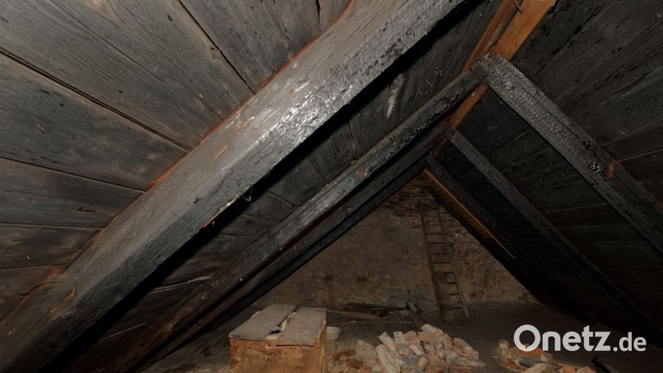 Angekohlte Balken im Dachgeschoss zeigen, dass es hier einmal gebrannt hat. Studenten der Uni Bamberg werden die Holzteile im Ackerbürgerhaus dendrochronologisch untersuchen. Die Ergebnisse sollen ziemlich genaue Rückschlüsse auf das Alter liefern.