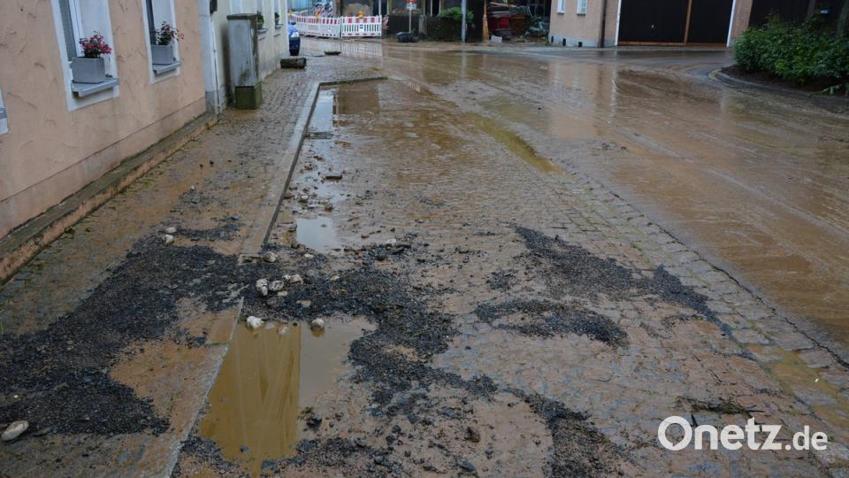 Sofort nach dem Starkregen begannen die Anwohner mit den Aufräumarbeiten und dem Saubermachen.