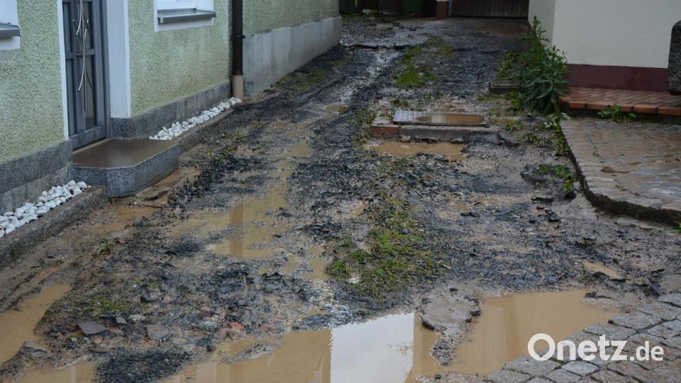 Sofort nach dem Starkregen begannen die Anwohner mit den Aufräumarbeiten und dem Saubermachen.