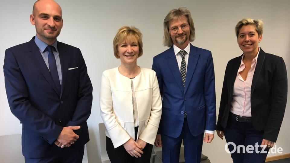 Auch die OTH-"Motoren" und Organisatoren des dualen Studiums sind froh gestimmt: Sabine Märtin, Prodekan Professor Frank Schäfer, Vizepräsidentin Professorin Christiane Hellbach (von rechts). Links als zuversichtlicher Unternehmensvertreter Harald Hiller, Personalleiter bei BHS Corrugated.