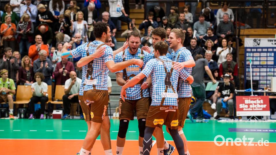 Bauers neue Kleider: die Trachten-Trikots des TSV Herrsching. Lukas Barth/dpa