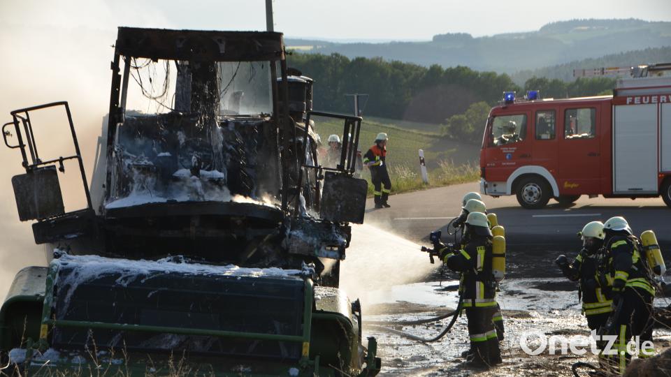 Ein Feldhäcksler ist am Dienstagabend auf der B22 in Brand geraten. Elisabeth Dobmayer