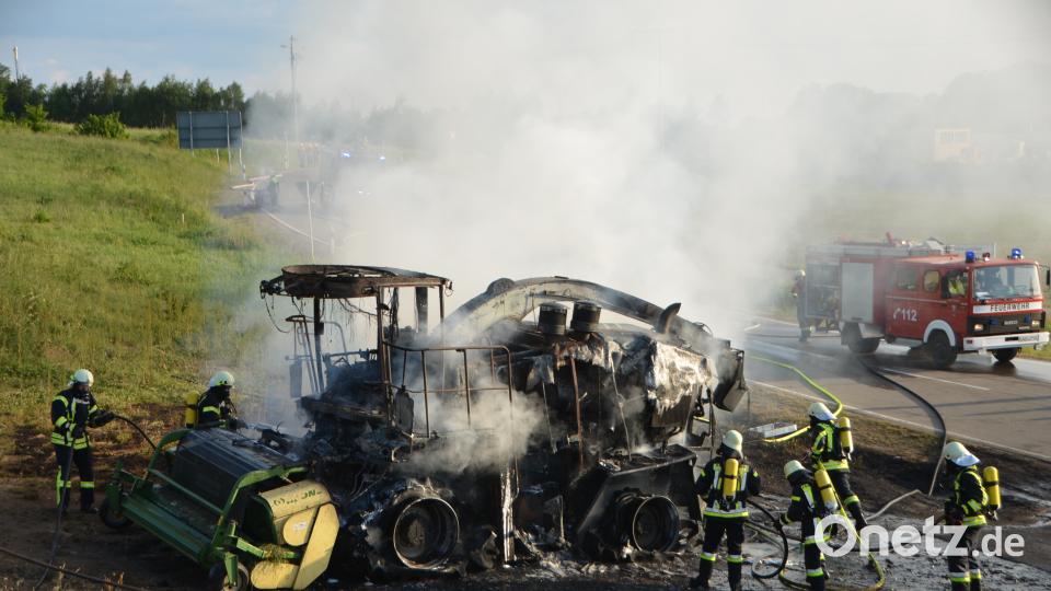 Ein Feldhäcksler ist am Dienstagabend auf der B22 in Brand geraten. Elisabeth Dobmayer