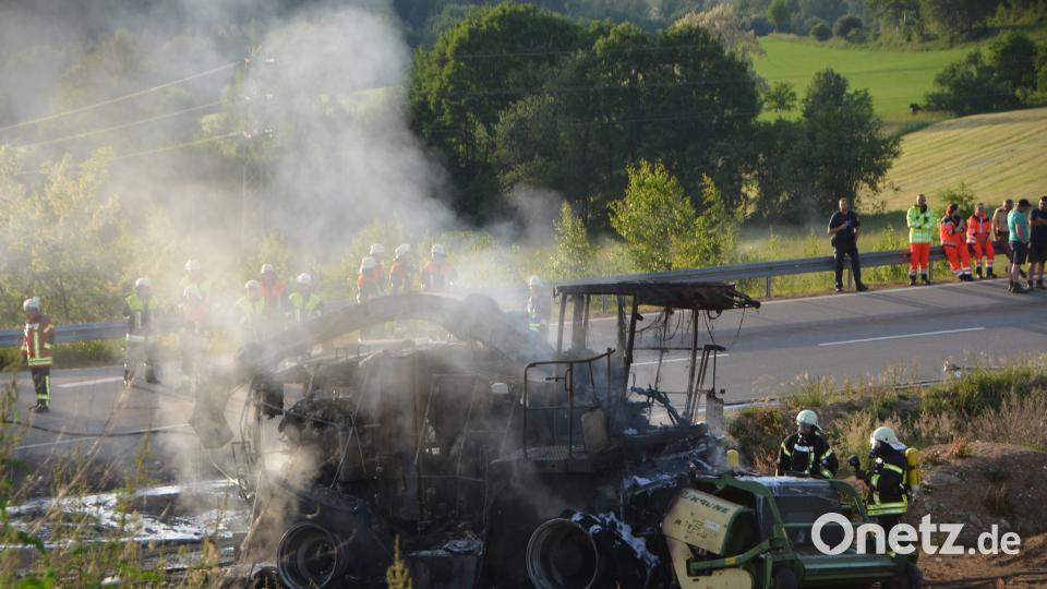 Ein Feldhäcksler ist am Dienstagabend auf der B22 in Brand geraten. Elisabeth Dobmayer