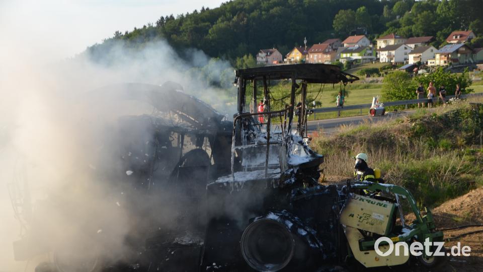 Ein Feldhäcksler ist am Dienstagabend auf der B22 in Brand geraten. Elisabeth Dobmayer