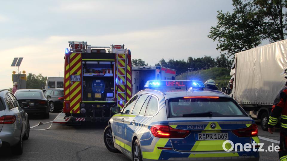 Am Donnerstaabend übersah ein Lastwagenfahrer auf der A3 bei Nittendorf das Stauende - und kollidierte mit einem Auto und einem Sattelschlepper. Auer Alexander