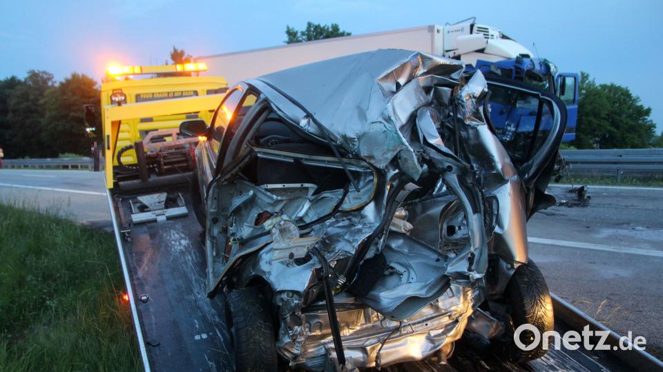 Am Donnerstaabend übersah ein Lastwagenfahrer auf der A3 bei Nittendorf das Stauende - und kollidierte mit einem Auto und einem Sattelschlepper. Auer Alexander