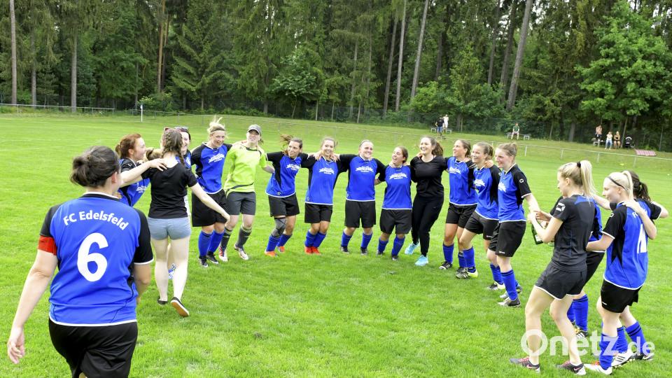 SG SpVgg Ebermannsdorf - 1. FC Edelsfeld 0:2 (0:0)
Saison: 2017/18, 18. Spieltag
Ausgelassener Meisterreigen der Spielerinnen des 1. FC Edelsfeld nach dem Schlußpfiff von SR Walter Hanauer mit ihrer Kapitänin Sabrina Ertl (links vorne)
Bild: Ziegler Ziegler