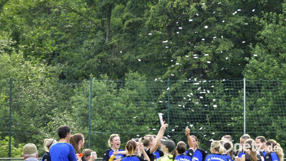 SG SpVgg Ebermannsdorf - 1. FC Edelsfeld 0:2 (0:0)
Saison: 2017/18, 18. Spieltag
Ausgelassener Meisterjubel der Spielerinnen des 1. FC Edelsfeld im Silberregen nach dem Schlußpfiff von SR Walter Hanauer
Bild: Ziegler Ziegler