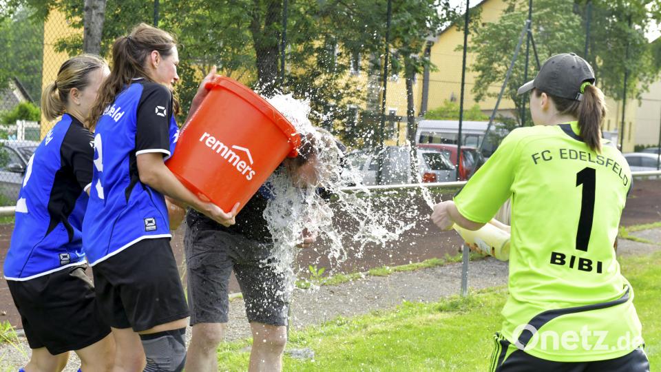SG SpVgg Ebermannsdorf - 1. FC Edelsfeld 0:2 (0:0)
Saison: 2017/18, 18. Spieltag
Torfrau Bianca Stadler (rechts) mit einer Sektdusche und Cornelia Kemptner (Mitte links) zusammen mit Madlen König (links) mit einem Wasserbad bringen den Edelsfelder Meistertrainer Karl Fischer (Mitte hinten) in arge Nöten
Bild: Ziegler Ziegler