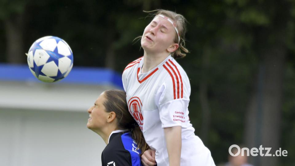 SG SpVgg Ebermannsdorf - 1. FC Edelsfeld 0:2 (0:0)
Saison: 2017/18, 18. Spieltag
Siegerin in diesem Kopfballduell blieb hier die Ebermannsdorferin Lena Schweiger (rechts) gegen Sabrina Maul vom 1. FC Edelsfeld (links)
Bild: Ziegler Ziegler