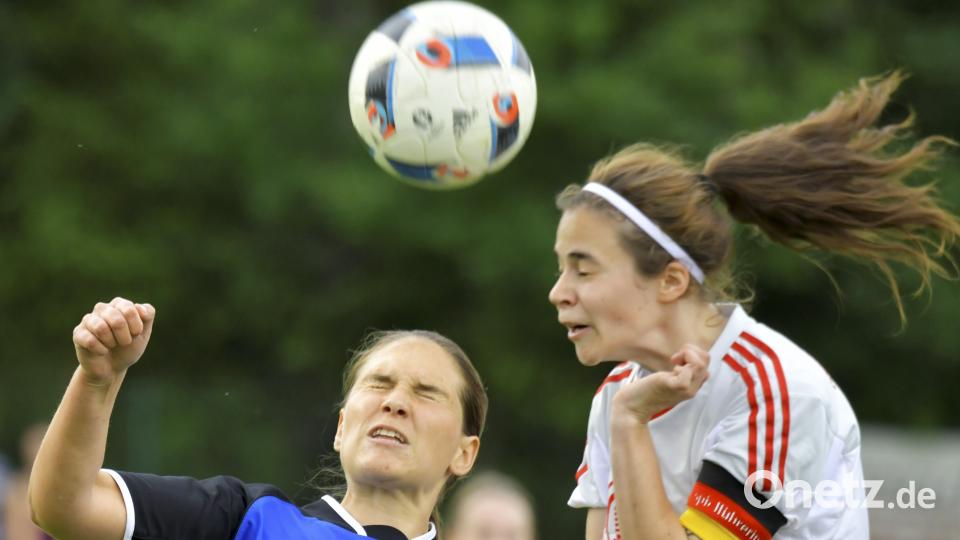 SG SpVgg Ebermannsdorf - 1. FC Edelsfeld 0:2 (0:0)
Saison: 2017/18, 18. Spieltag
Ein rassiges Kopfballduell zwischen der Ebermannsdorfer Kapitänin Sandra Drechsler (rechts) und Vanessa Linke vom 1. FC Edelsfeld (links)
Bild: Ziegler Ziegler