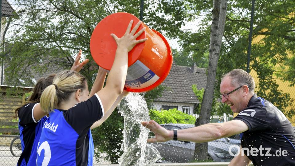 SG SpVgg Ebermannsdorf - 1. FC Edelsfeld 0:2 (0:0)
Saison: 2017/18, 18. Spieltag
Madlen König (Mitte links) und Cornelia Kemptner (links) verpassen dem Edelsfelder Meistertrainer Karl Fischer ein ordentliches Wasserbad
Bild: Ziegler Ziegler