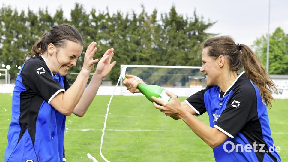 SG SpVgg Ebermannsdorf - 1. FC Edelsfeld 0:2 (0:0)
Saison: 2017/18, 18. Spieltag
Cornelia Kemptner (rechts) und Annika Wolf vom 1. FC Edelsfeld im Sektlaune
Bild: Ziegler Ziegler