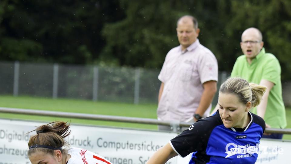 SG SpVgg Ebermannsdorf - 1. FC Edelsfeld 0:2 (0:0)
Saison: 2017/18, 18. Spieltag
Ein Zweikampf nahe der Seitenlinie zwischen der Ebermannsdorfer Linksverteidigerin Nicole Rinas (links) und der Edelsfelder Stürmerin Madlen König (rechts)
Bild: Ziegler Ziegler
