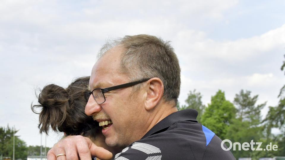 SG SpVgg Ebermannsdorf - 1. FC Edelsfeld 0:2 (0:0)
Saison: 2017/18, 18. Spieltag
Der Edelsfelder Meistertrainer Karl Fischer freut isch mit seiner Tochter Sabrina Ertl (links) über die Meisterschaft in der Bezirksliga Nord und die gelungene Rückkehr in die Bezirksoberliga
Bild: Ziegler Ziegler