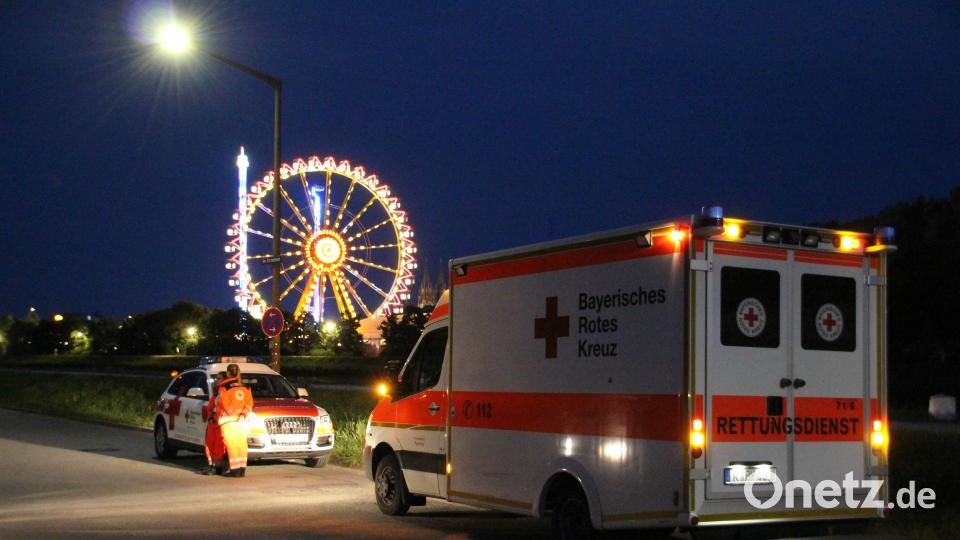 Chlorlaugenbleiche tritt in Fittnessstudio in einem Pumpraum kurz vor Ladenschluss aus - Feuerwehr rückt im Großaufgebot an - Arbeiten nur unter Chemikalienschutzanzügen möglich Auer, Alexander