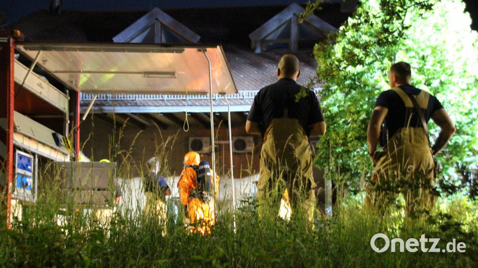 Chlorlaugenbleiche tritt in Fittnessstudio in einem Pumpraum kurz vor Ladenschluss aus - Feuerwehr rückt im Großaufgebot an - Arbeiten nur unter Chemikalienschutzanzügen möglich Auer, Alexander