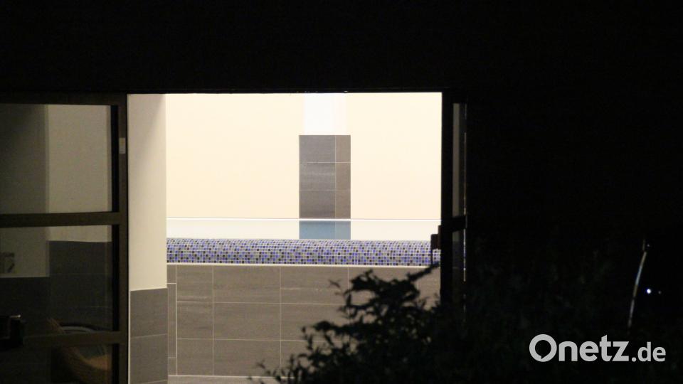 Chlorlaugenbleiche tritt in einem Pumpraum in einem Schwimmbad eines Fittnessstudio  kurz vor Ladenschluss aus Auer, Alexander