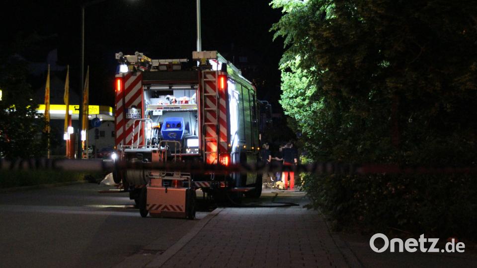 Chlorlaugenbleiche tritt in Fittnessstudio in einem Pumpraum kurz vor Ladenschluss aus - Feuerwehr rückt im Großaufgebot an - Arbeiten nur unter Chemikalienschutzanzügen möglich Auer, Alexander