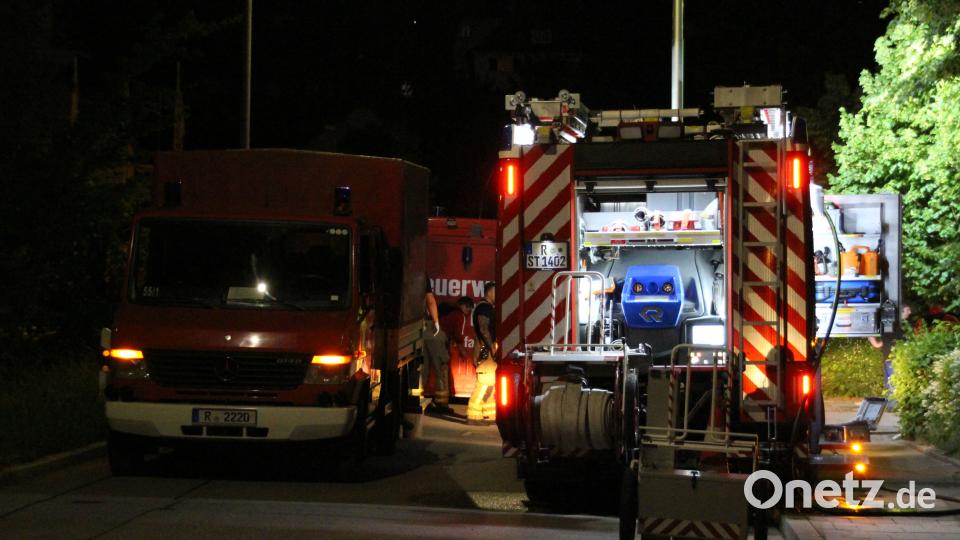 Chlorlaugenbleiche tritt in Fittnessstudio in einem Pumpraum kurz vor Ladenschluss aus - Feuerwehr rückt im Großaufgebot an - Arbeiten nur unter Chemikalienschutzanzügen möglich Auer, Alexander