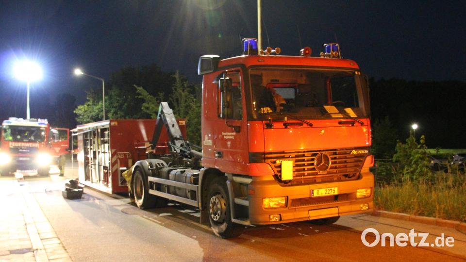 Chlorlaugenbleiche tritt in Fittnessstudio in einem Pumpraum kurz vor Ladenschluss aus - Feuerwehr rückt im Großaufgebot an - Arbeiten nur unter Chemikalienschutzanzügen möglich Auer, Alexander