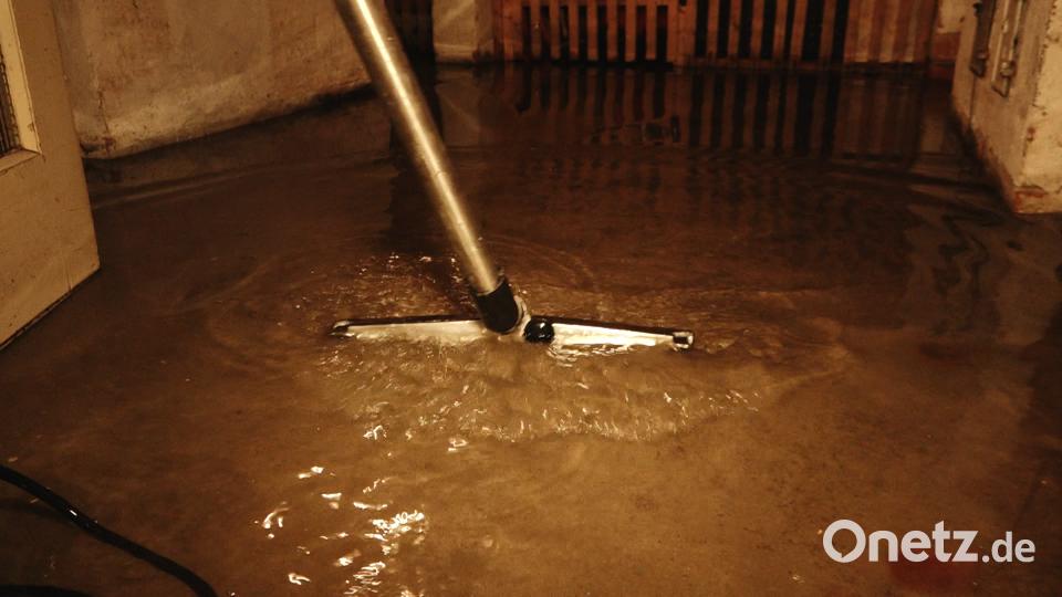 Aufgrund des starken Unwetters mussten in Regensburg zahlreiche Keller ausgepumpt werden Auer, Alexander