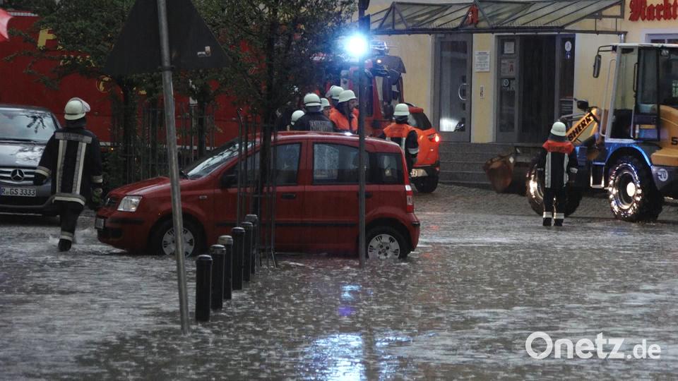 Auch im Kreis Regensburg und im Kreis Kelheim hatten die Einsatzkräfte mit überfluteten Straßen und Kellern zu kämpfen. Sie waren bis in die frühen Morgenstunden im Einsatz Auer, Alexander