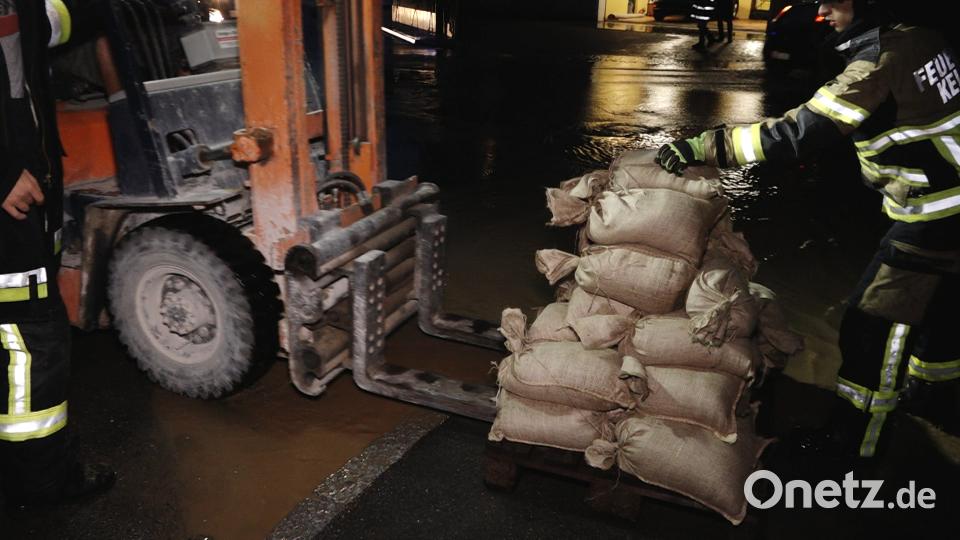 Auch im Kreis Regensburg und im Kreis Kelheim hatten die Einsatzkräfte mit überfluteten Straßen und Kellern zu kämpfen. Sie waren bis in die frühen Morgenstunden im Einsatz Auer, Alexander